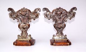 Paar Altaraufsätze/Ziervasen, Ende 18. Jhd.auf ehem. versilbertem Sockel 2-dimensionale Vasen aus