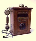 Amtstelefon als Wandtelefon, 1920er JahreEichenholzkasten mit Backelitmuschel und div.