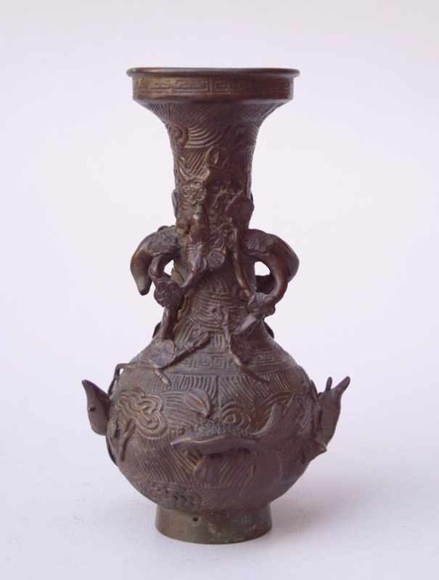 2 Bronzevasen, China, 19. Jhd.Balustervase mit vollplastischen Meerestierdarstellungen und Vase in