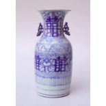 Chinesische Vase, um 1900graue Exportscherbe, weiß glasiert, blaue Malerei, Unterglasur, Darstellung