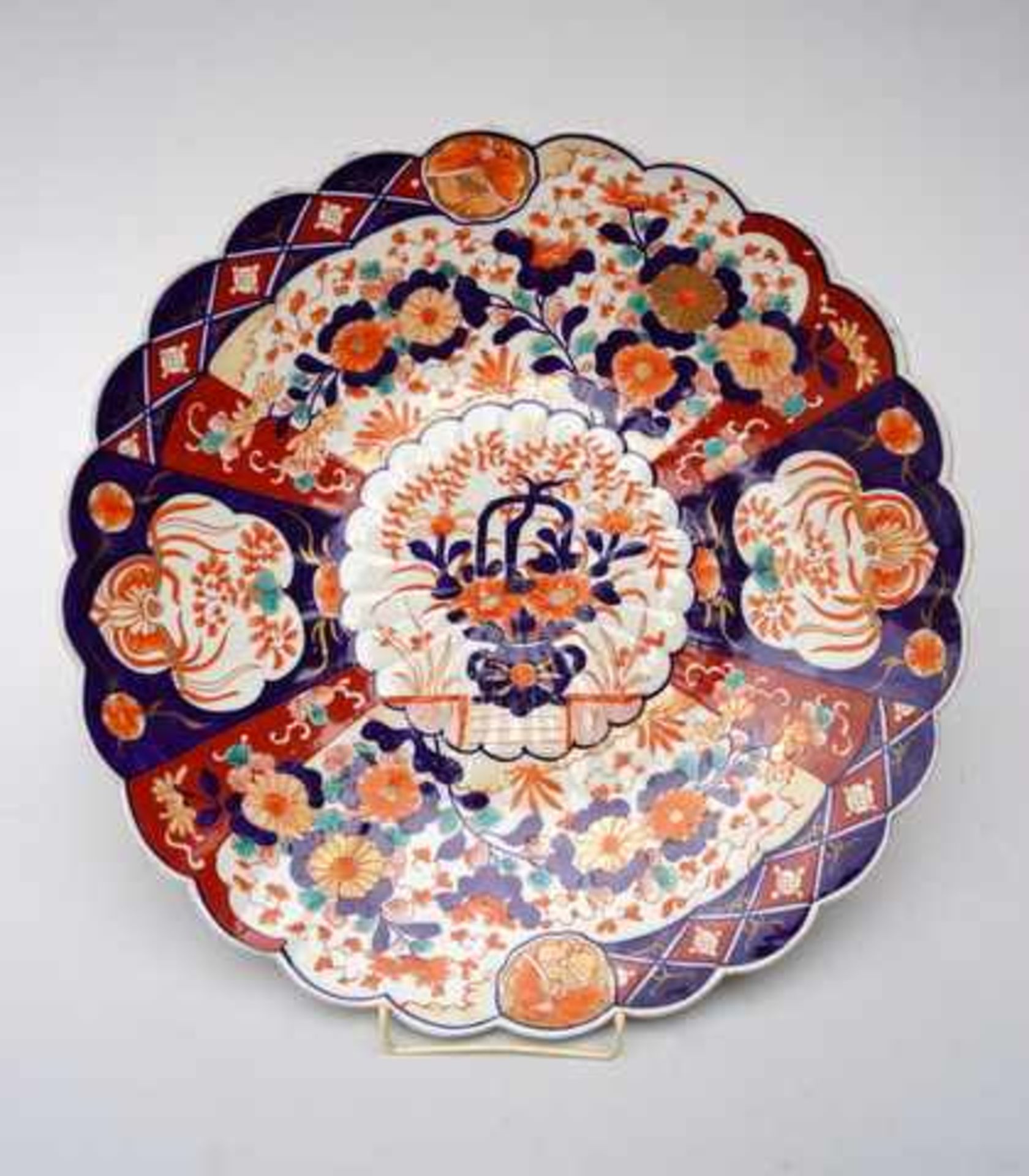 große Imari Fächerplatte, um 1900gaue Exportscherbe, polychrome Malerei aufglasur, am Rand ein