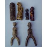 Sammlung von 6 figürlichen Schnitzereien, älterHolz und Bein, 2 Figuren aus verschiedenen Hölzern, 2