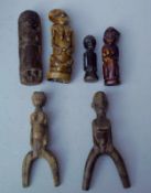 Sammlung von 6 figürlichen Schnitzereien, älterHolz und Bein, 2 Figuren aus verschiedenen Hölzern, 2