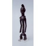 Männliche Ahnenfigur aus Tansania Wohl Luba oder NyamweziHartholz mit alter Patina, Bronzering mit