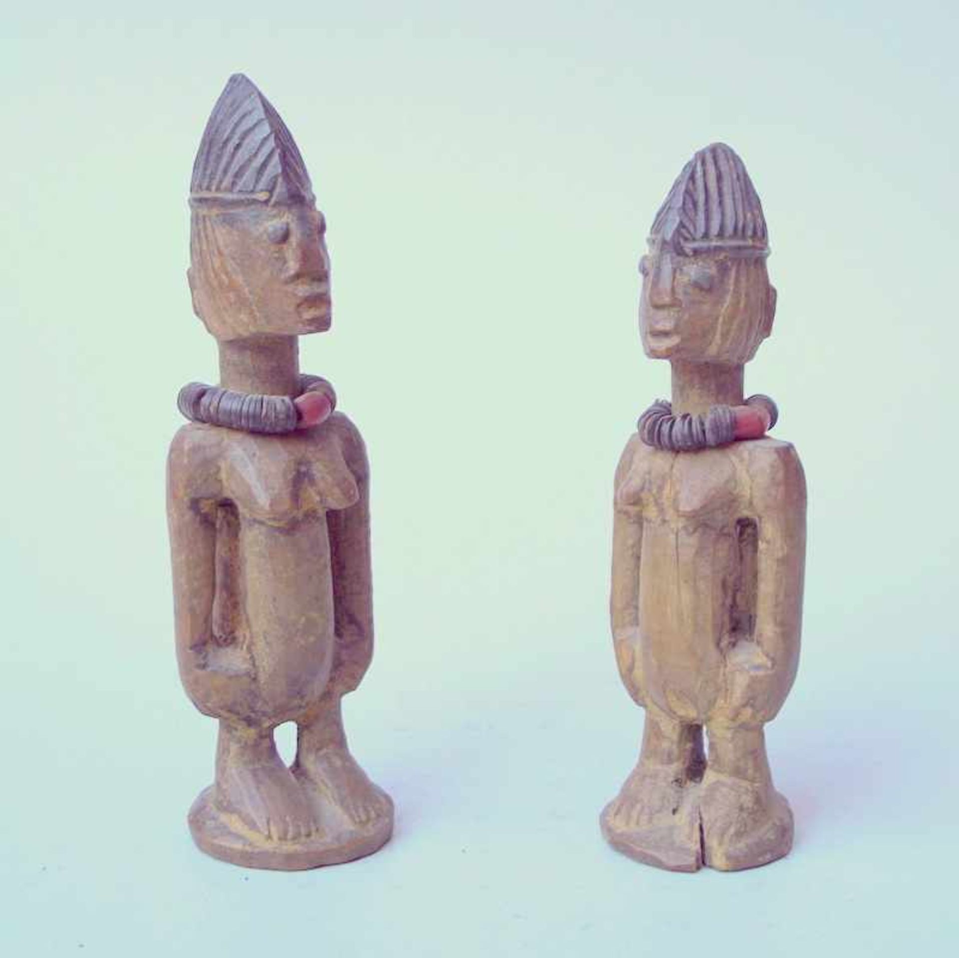 2 Ibetji Zwillingsfiguren, älterHolz geschnitzt partiell dunkel gefärbt, Höhe 23cm und 26cm.