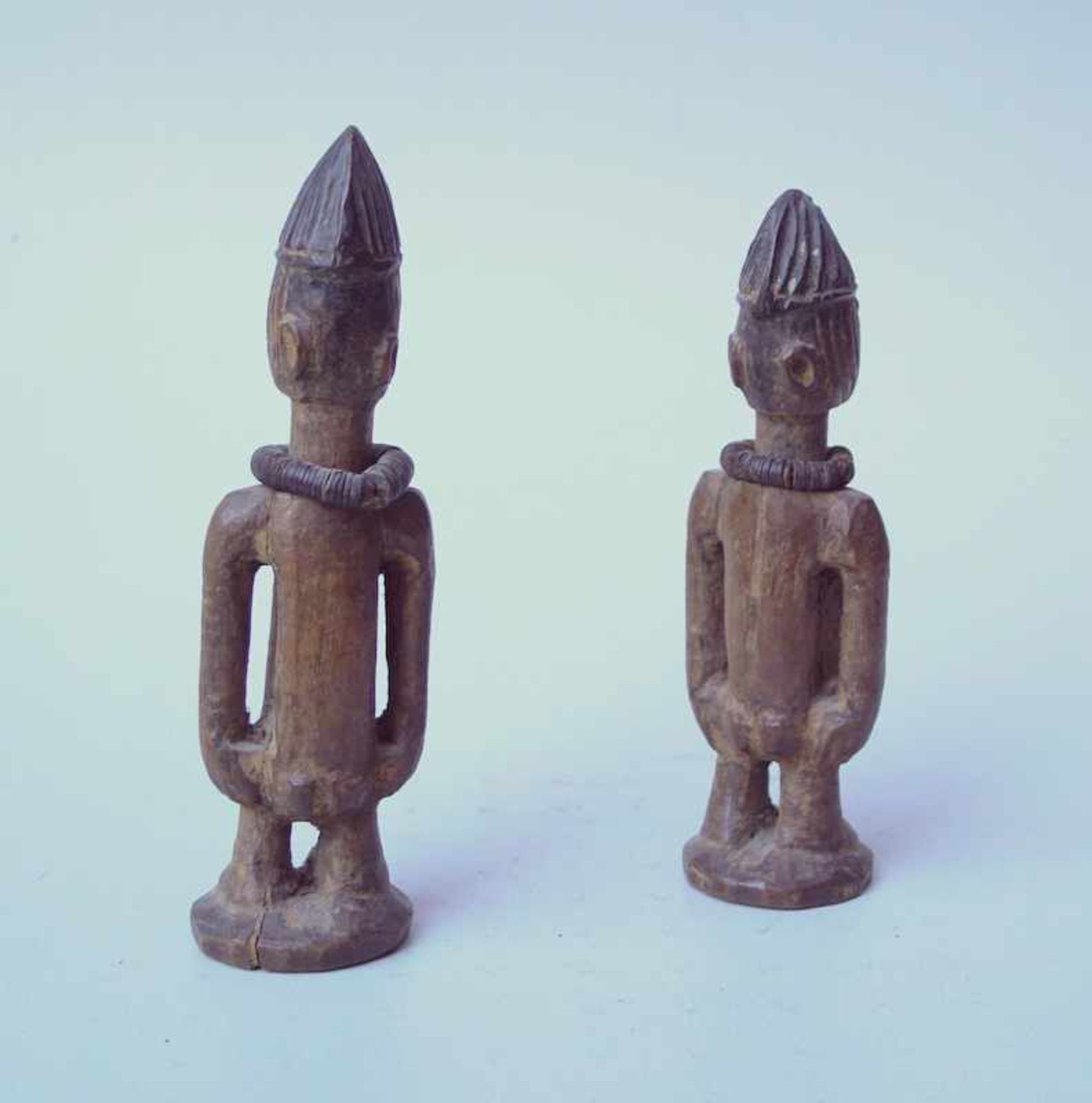 2 Ibetji Zwillingsfiguren, älterHolz geschnitzt partiell dunkel gefärbt, Höhe 23cm und 26cm. - Image 2 of 2