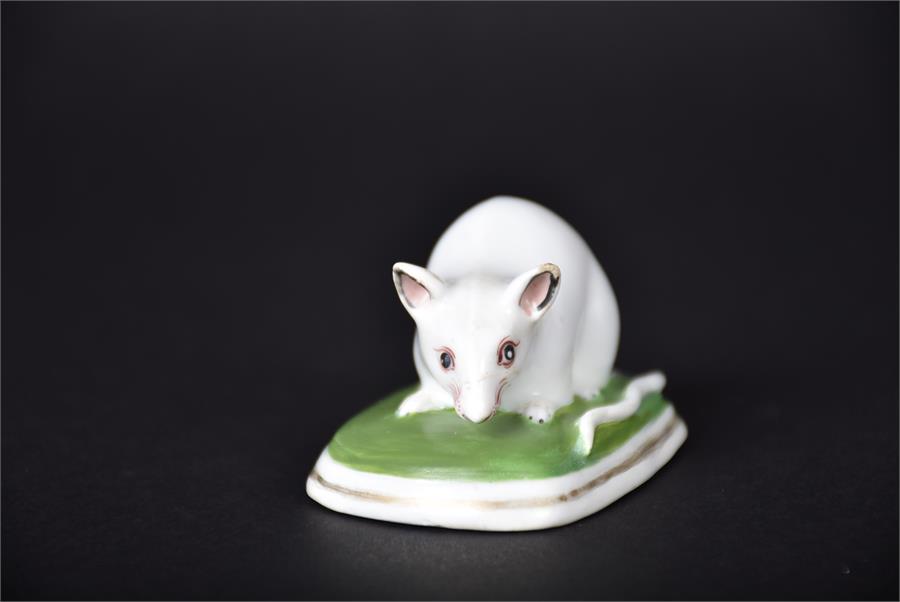 An early 19th century English porcelain model of a mouse, possibly Derby seated on a green cushion - Bild 2 aus 5
