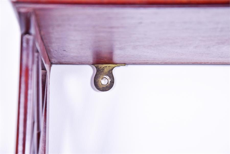 An early 20th century hardwood three-tier wall shelf in the oriental manner, the graduated shelves - Image 4 of 4