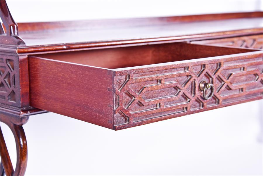 An early 20th century hardwood three-tier wall shelf in the oriental manner, the graduated shelves - Image 3 of 4