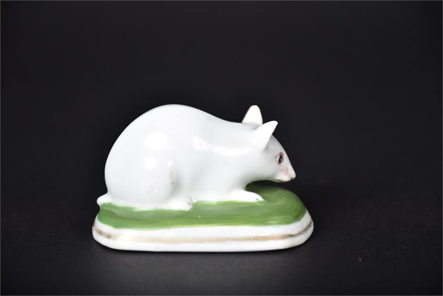 An early 19th century English porcelain model of a mouse, possibly Derby seated on a green cushion - Bild 3 aus 5