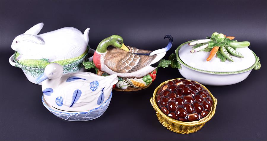 Five decorative contemporary tureens and covers comprising a Le Cordon Bleu Country Life example - Bild 2 aus 2