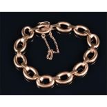 A 9ct yellow gold anchor link chain bracelet approximately 18 cm long, fastening with safety
