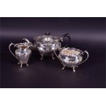 An Edwardian silver three piece tea set Sheffield, 1907 by Fenton Russell & Co Ltd, comprising