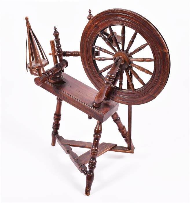 An early 20th century oak spinning wheel of typical design, 97 cm high x 89cm wide. - Image 2 of 4