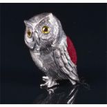 A novelty sterling silver pin cushion in the form of an owl, with red velvet inset cushion, 3 cm