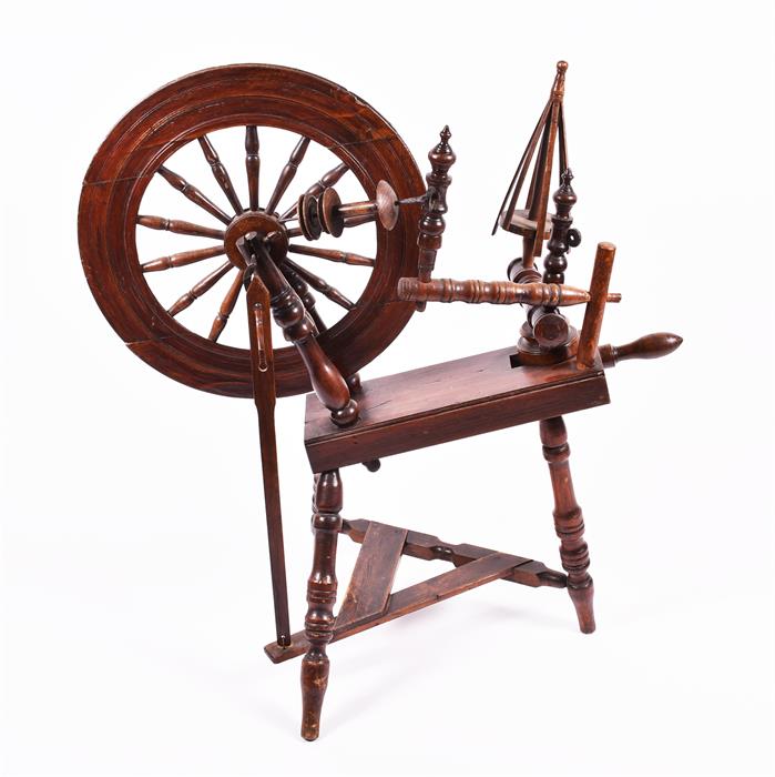 An early 20th century oak spinning wheel of typical design, 97 cm high x 89cm wide. - Image 4 of 4