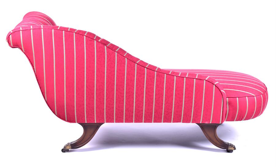 A reproduction button back Chaise longue with red upholstery, on four outswept supports - Image 4 of 4