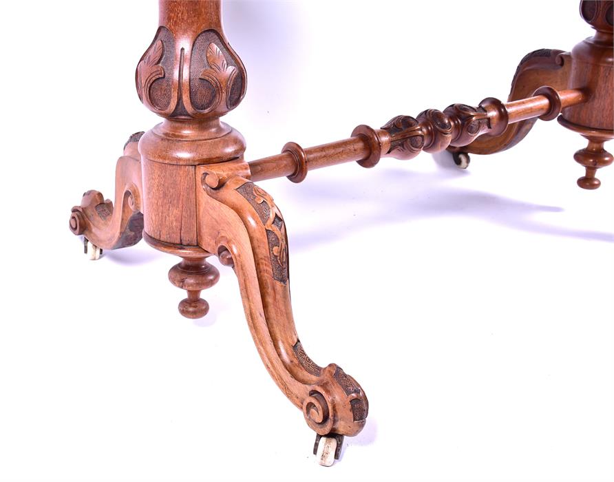 A Victorian figured walnut kidney shaped writing desk with inset leather top over two small - Image 5 of 6