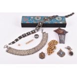 A mixed lot of jewellery to include a gold plated chain, a swivel seal, a gold plated pencil,