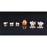 A 9ct yellow gold and amber ring size O 1/2, together with a 9ct yellow gold and pearl ring, size L,