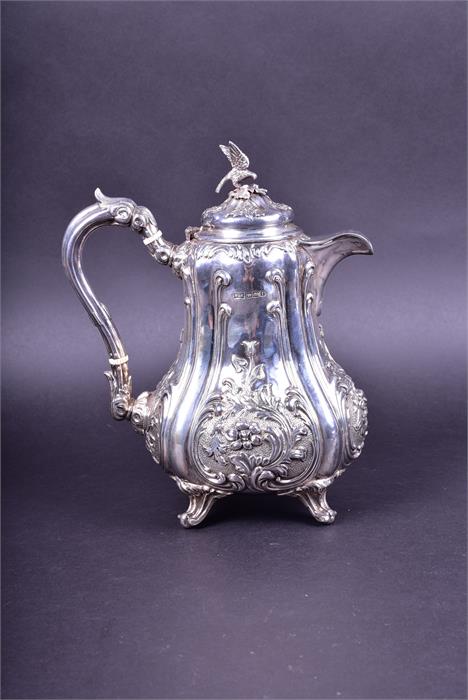 A George V silver teapot in the Victorian style by Walker & Hall, Sheffield 1923, the cover with - Image 3 of 7