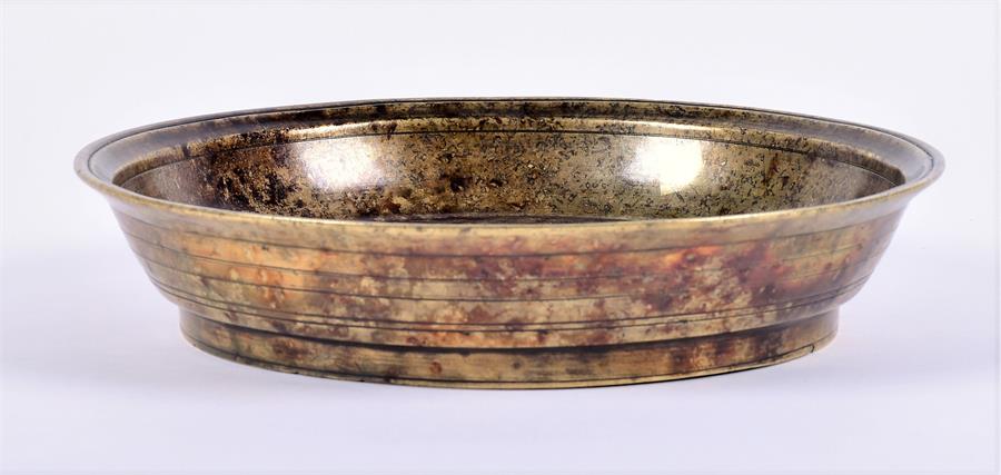 A late 19th/early 20th century Chinese bronze bowl with speckled gilt interior and circular ridged - Image 4 of 6