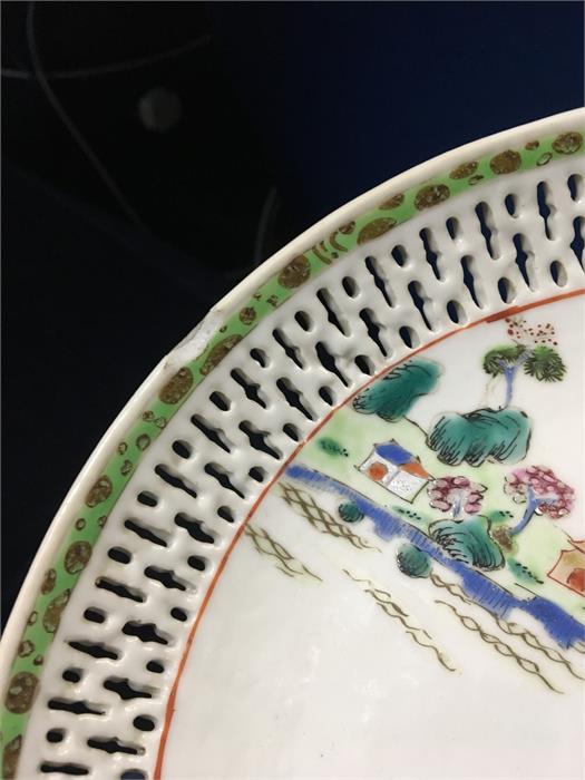 An 18th century Chinese Famille Rose porcelain plate the pierced rim plate decorated with polychrome - Image 7 of 10