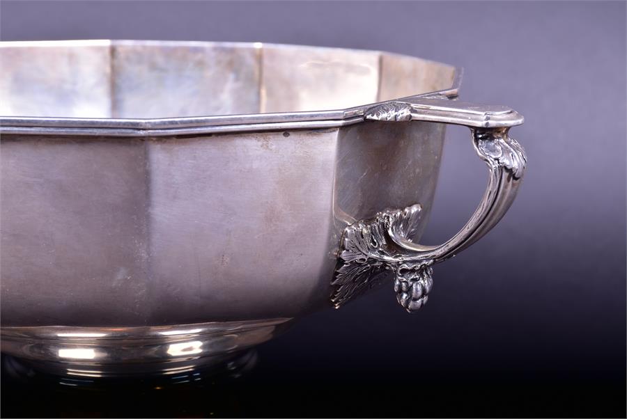 A large George V silver rose bowl Sheffield 1928 by Mappin & Webb, of dodecagonal shape with twin - Image 6 of 10