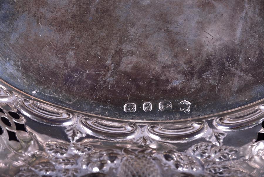 A late Victorian silver dish of oval form  by A & J Zimmerman Ltd, Birmingham 1898, with relief - Image 5 of 7