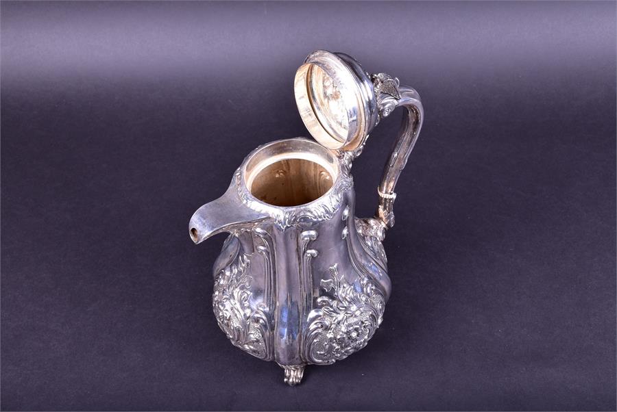 A George V silver teapot in the Victorian style by Walker & Hall, Sheffield 1923, the cover with - Image 7 of 7
