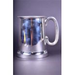 A George V silver tankard Sheffield 1932 by Viners, with plain looped handle and clear glass base.