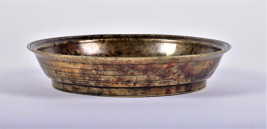 A late 19th/early 20th century Chinese bronze bowl with speckled gilt interior and circular ridged