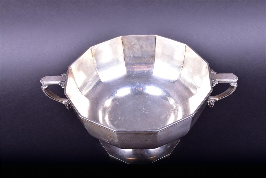 A large George V silver rose bowl Sheffield 1928 by Mappin & Webb, of dodecagonal shape with twin - Image 5 of 10