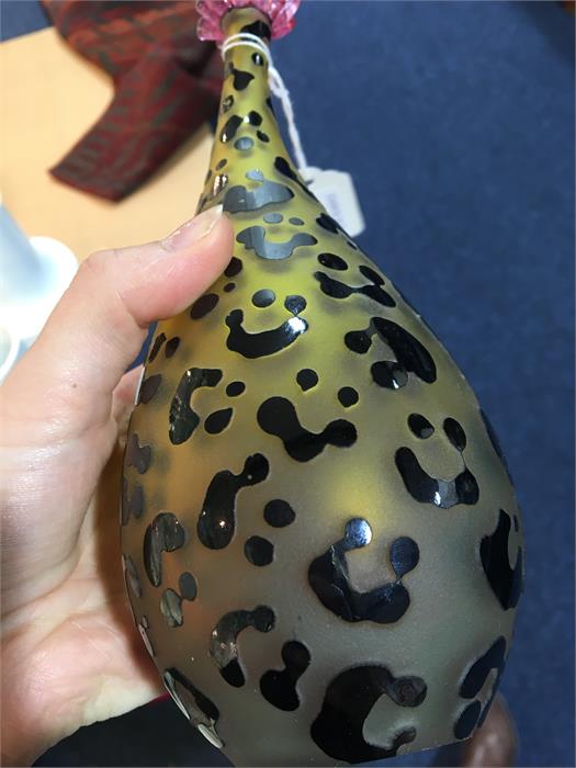 An early 2000s Sarah Cable studio glass cameo vase, the yellow tapering tearpdrop shaped body with - Image 5 of 8