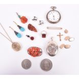 A group of jewellery items to include a 9ct yellow gold bar brooch, 9ct gold cufflinks and two