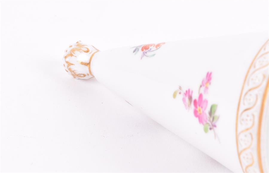 A 19th century Meissen porcelain candle snuffer painted with sprays of flowers and gilt - Image 2 of 5