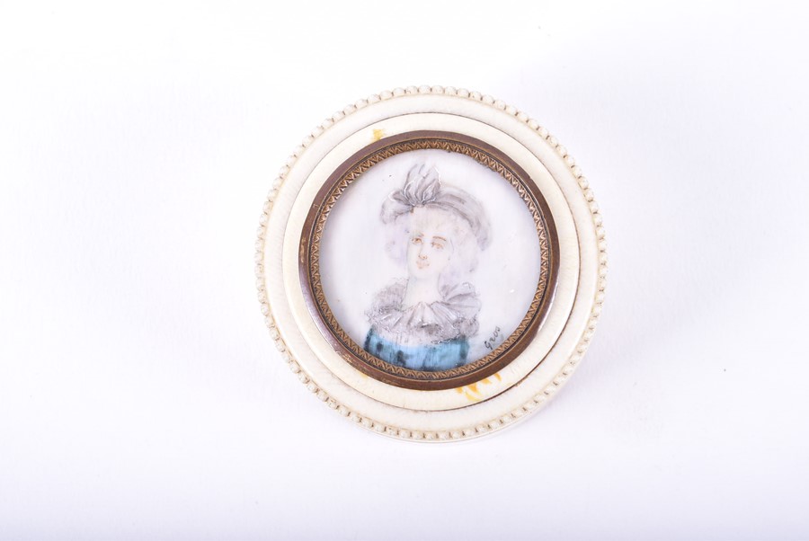 A 19th century ivory circular box the lid mounted with a miniature of a young lady. Signed 'Gros'. 3 - Bild 4 aus 7