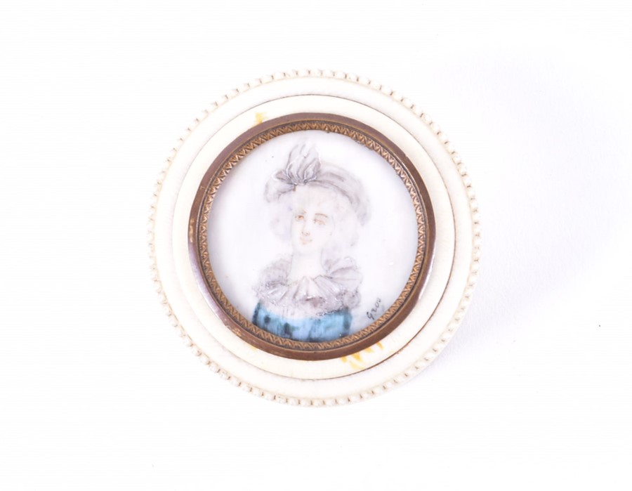A 19th century ivory circular box the lid mounted with a miniature of a young lady. Signed 'Gros'. 3 - Bild 3 aus 7