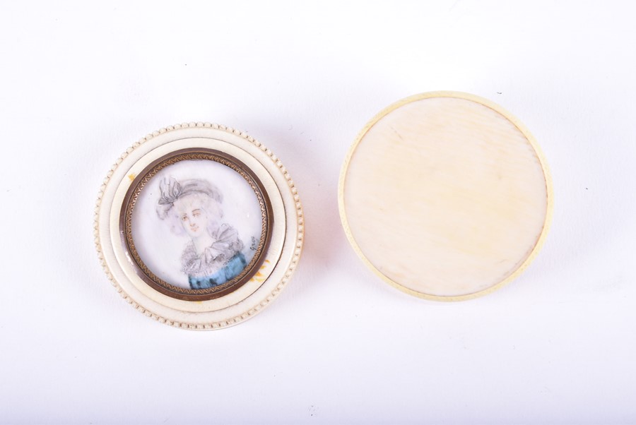 A 19th century ivory circular box the lid mounted with a miniature of a young lady. Signed 'Gros'. 3 - Bild 2 aus 7