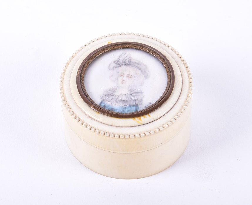 A 19th century ivory circular box the lid mounted with a miniature of a young lady. Signed 'Gros'. 3 - Bild 5 aus 7