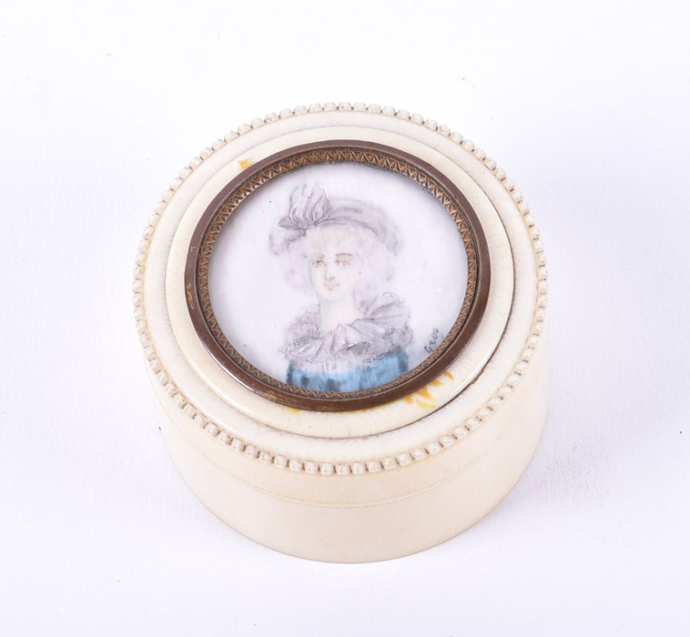 A 19th century ivory circular box the lid mounted with a miniature of a young lady. Signed 'Gros'. 3 - Bild 6 aus 7