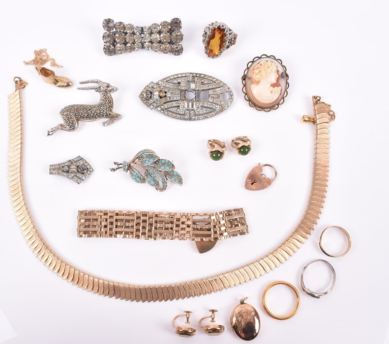 A group of jewellery items to include a 9ct yellow gold gate-link bracelet, a 22ct yellow gold