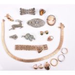 A group of jewellery items to include a 9ct yellow gold gate-link bracelet, a 22ct yellow gold