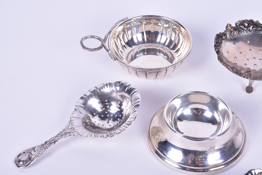 A mid 20th century Dutch silver tea strainer 1955, with flower shaped bowl and leaf handle with rose - Image 5 of 5