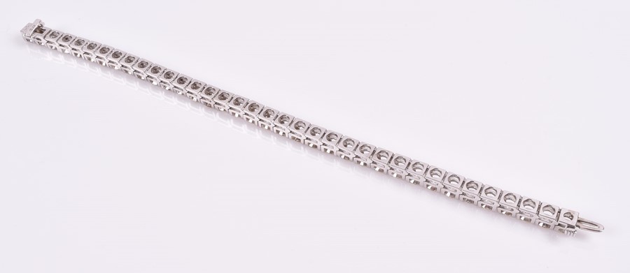 An impressive diamond line bracelet set with thirty six round-cut diamonds, of approximately 21.0 - Image 3 of 3