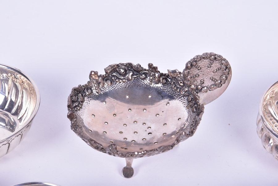 A mid 20th century Dutch silver tea strainer 1955, with flower shaped bowl and leaf handle with rose - Image 3 of 5