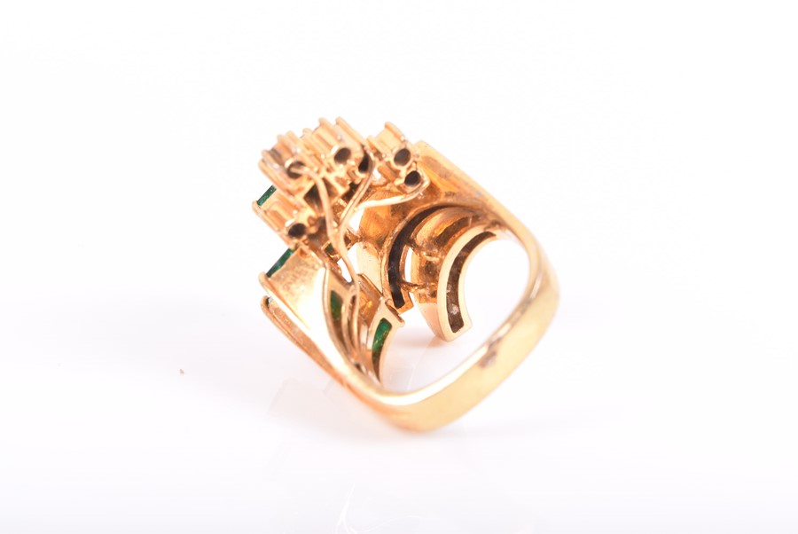 An unusual 14ct yellow gold, diamond, and emerald cocktail ring in the Modernist taste, the uneven - Image 5 of 5