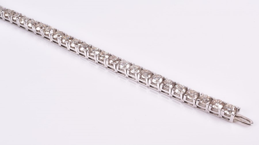 An impressive diamond line bracelet set with thirty six round-cut diamonds, of approximately 21.0 - Image 2 of 3