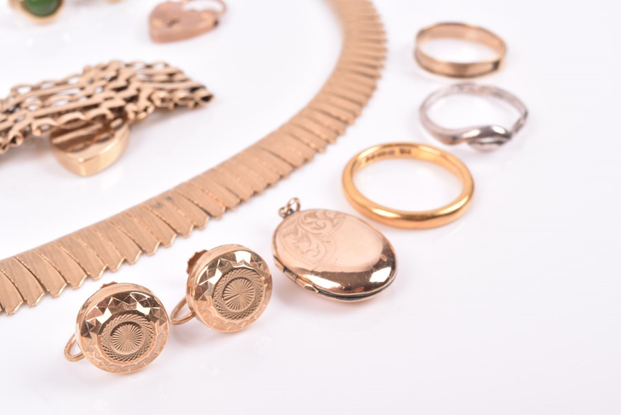 A group of jewellery items to include a 9ct yellow gold gate-link bracelet, a 22ct yellow gold - Image 3 of 5