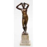 Unbekannter Bildhauer (Anf. 20. Jh.) Weiblicher Akt. Bronze mit brauner Patina. Auf grauem